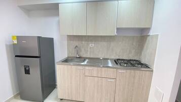 Køleskab, kaffe-/temaskine, køkkentøj/tallerkener/redskaber