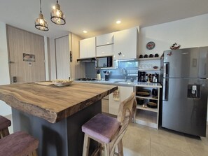 Een koelkast, een magnetron, een kookplaat