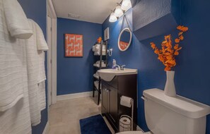 Shower, hair dryer, towels, soap - Stylish Studio • Prime Spot • 10 Mins to Downtown! (Tampa)