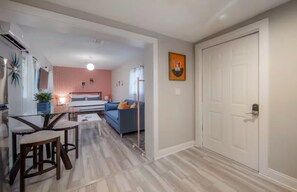 Iron/ironing board, WiFi - Stylish Studio • Prime Spot • 10 Mins to Downtown! (Tampa)