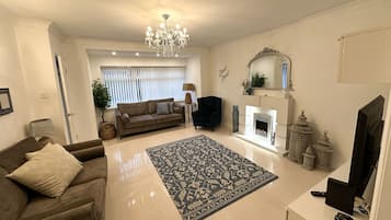 Smart TV, fireplace