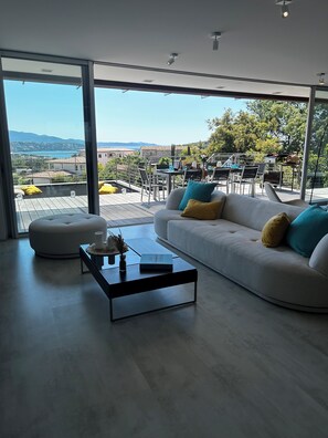 Smart TV, lareira, mesa de pingue-pongue, aparelho de som
