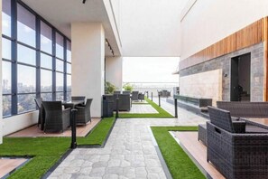 Outdoor dining - Sunny 1-bedroom apartment with Pool & fitness room and WiFi in vibrant Westlands (Nairobi)