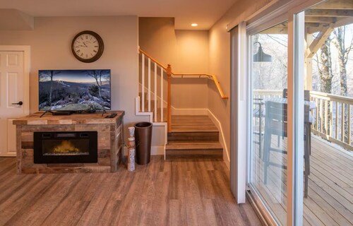 Charming townhome with 2 master suites, WiFi, AC in tranquil Sugar Mountain