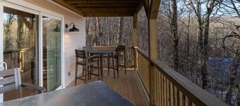Charming townhome with 2 master suites, WiFi, AC in tranquil Sugar Mountain