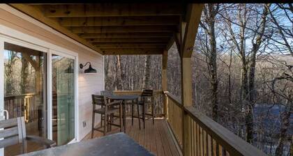Charming townhome with 2 master suites, WiFi, AC in tranquil Sugar Mountain