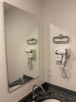 Haartrockner, Handtücher, Toilettenpapier