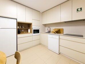 Frigorífico, horno, lavavajillas y cafetera o tetera