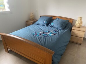 3 bedrooms, iron/ironing board, WiFi, bed sheets