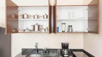 Estudio Deluxe, balcón | Cocina privada | Refrigerador con congelador, parrilla de estufa y utensilios de cocina