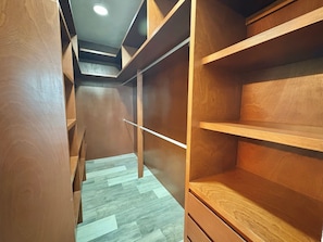 Presidential-Studio | Schrank