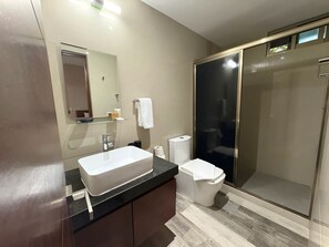 Presidential Studio | Bathroom | Hair dryer, towels, soap, shampoo