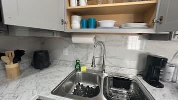 Micro-ondas, cooktop, cafeteira/chaleira, torradeira