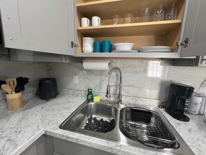 Microondas, parrilla de estufa, cafetera y tetera y tostadora 
