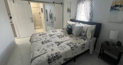 Charming guesthouse B 1-bedroom in North Lakeland with full kitchen, WiFi, AC