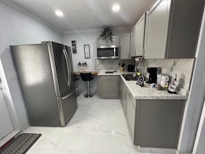 Microwave, stovetop, coffee/tea maker, toaster - Charming guesthouse B 1-bedroom in North Lakeland with full kitchen, WiFi, AC (Lakeland)