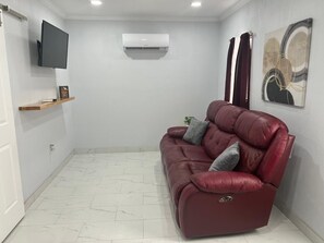 Smart TV - Charming guesthouse B 1-bedroom in North Lakeland with full kitchen, WiFi, AC (Lakeland)