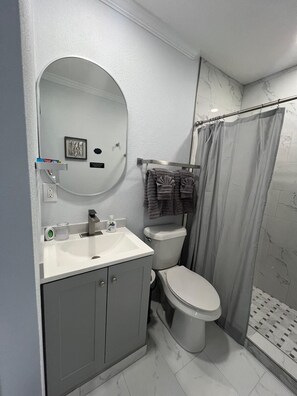 Douche, sèche-cheveux, serviettes fournies, savon