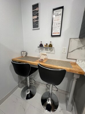 Dining - Charming guesthouse B 1-bedroom in North Lakeland with full kitchen, WiFi, AC (Lakeland)