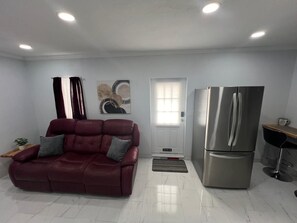 Smart TV - Charming guesthouse B 1-bedroom in North Lakeland with full kitchen, WiFi, AC (Lakeland)