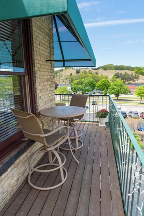 Outdoor dining - Beautiful Condo in the Heart of Downtown Grand Haven, Lake & Channel View! (Grand Haven)