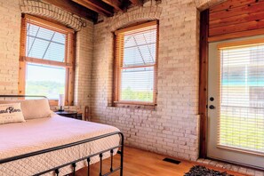 2 bedrooms, iron/ironing board, free WiFi, bed sheets - Beautiful Condo in the Heart of Downtown Grand Haven, Lake & Channel View! (Grand Haven)