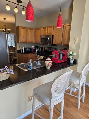 Microondas, horno, parrilla de estufa y lavavajillas 