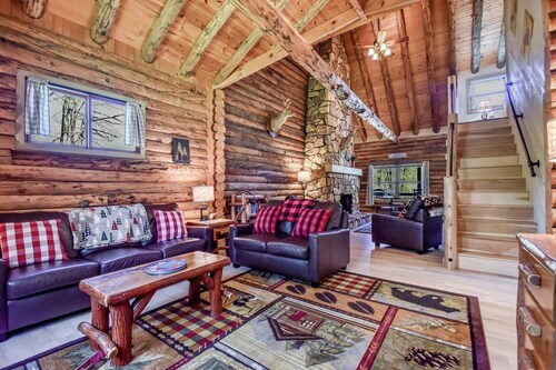The Alibi Cabin - Pool, Hot Tub & Private Trails - Secluded 17-Acre Retreat