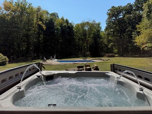 Outdoor spa tub - Secluded 3-bedroom Cabin with Private Pool, Hot Tub, and WiFi near Minerva, Ohio (Kensington)