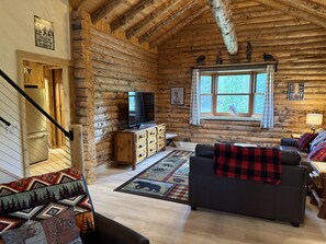 Una Smart TV, una chimenea, una mesa de tenis de mesa, libros