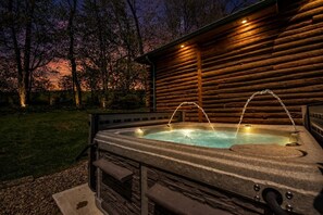 Outdoor spa tub - The Alibi Cabin - Pool, Hot Tub & Private Trails - Secluded 17-Acre Retreat (Kensington)