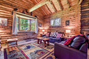 Smart TV, fireplace, table tennis - The Alibi Cabin - Pool, Hot Tub & Private Trails - Secluded 17-Acre Retreat (Kensington)