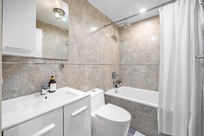 Sèche-cheveux, serviettes fournies, savon, papier toilette