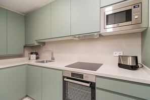 Réfrigérateur, four à micro-ondes, un four, surface de cuisson