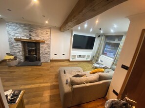 Smart TV, fireplace