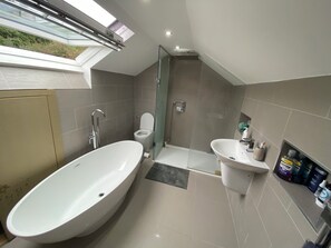 Douche, sèche-cheveux, serviettes fournies, savon