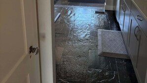 Una cucina con una finestra, un ventilatore a soffitto e una macchina per il caffè.
