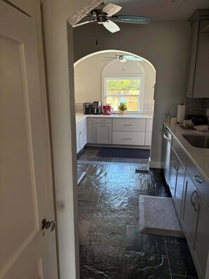 Mikrobølgeovn, ovn, kokeplater og oppvaskmaskin