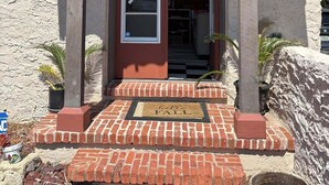 Un edificio con una porta rossa, un balcone e il numero 529 sulla parete.