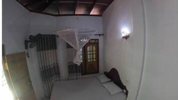 1 dormitori, planxa i posts de planxar, wifi i roba de llit