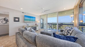 Smart-TV, bøker og stereoanlegg