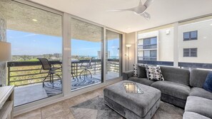 Smart-tv, bøger, stereoanlæg