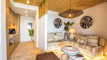 Superior-Villa, 1 King-Bett und Schlafsofa, eigenes Bad, Meerblick | Wohnbereich | Smart-TV