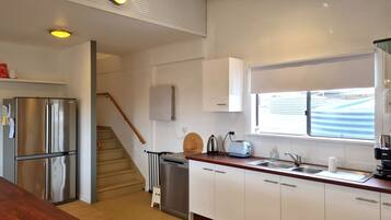 Mikroaaltouuni, astianpesukone, kahvin-/teenkeitin