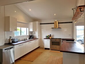 Microondas, lavavajillas y cafetera y tetera 