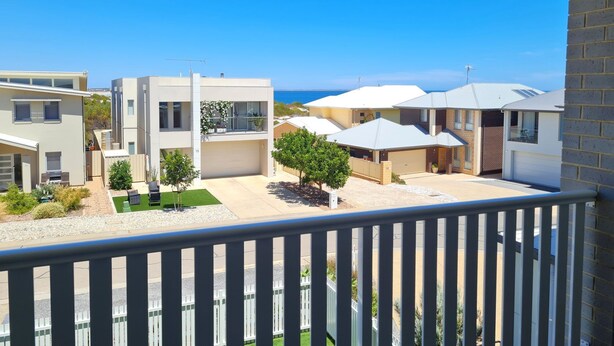 A modern residential area with contemporary houses, a clear blue sky, and a view of the sea. - Jetty Nights, Port Hughes (Port Hughes)