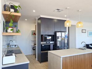 Micro-ondes, lave-vaisselle, cafetière/bouilloire, chaise haute