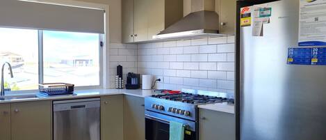 Frigorífic, microones, forn i placa de cuina