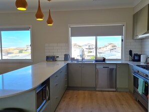 Een koelkast, een microgolfoven, een oven, een kookplaat