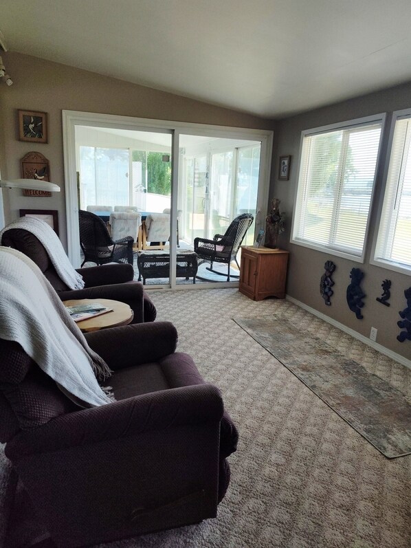 Living area - Williamson’s River Retreat (Chiloquin)